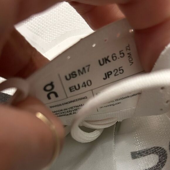 On Running Cloudbloom Echo Trainers - Picture 9 of 10